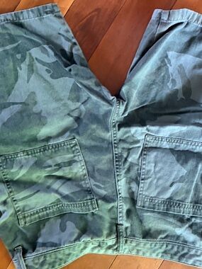Men's Green Camo Cargo Pants - Durable Utility Shorts